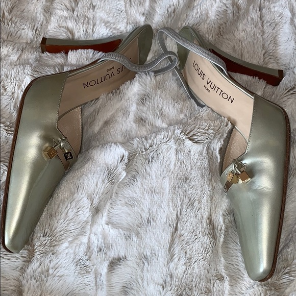 Louis Vuitton - Picture 3 of 9